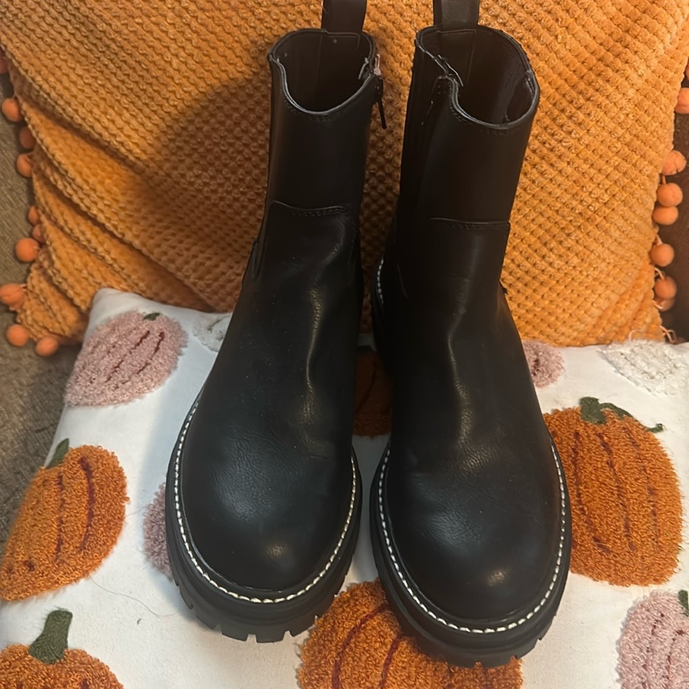 8 1/2 combat boot. Black. Knock off doc martins.